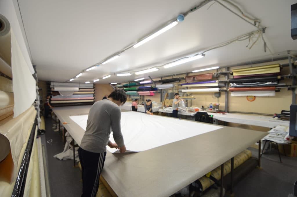 Процесс подготовки полотна в цехе