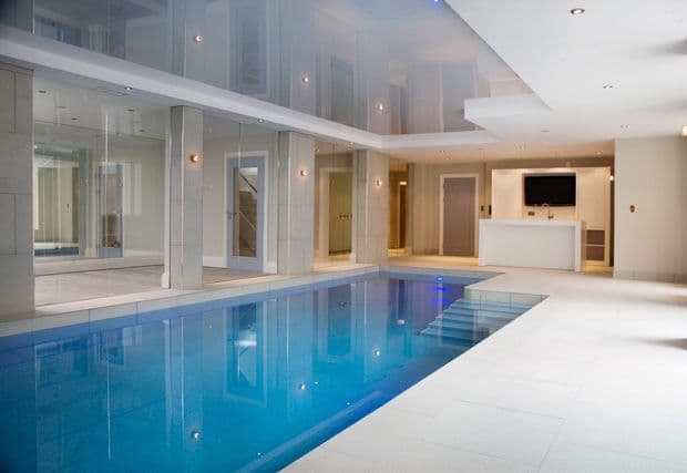 Натяжной потолок в бассейне