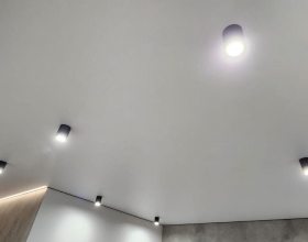 Чёрная окантовка по периметру натяжного потолка: стильный выбор для вашего интерьера