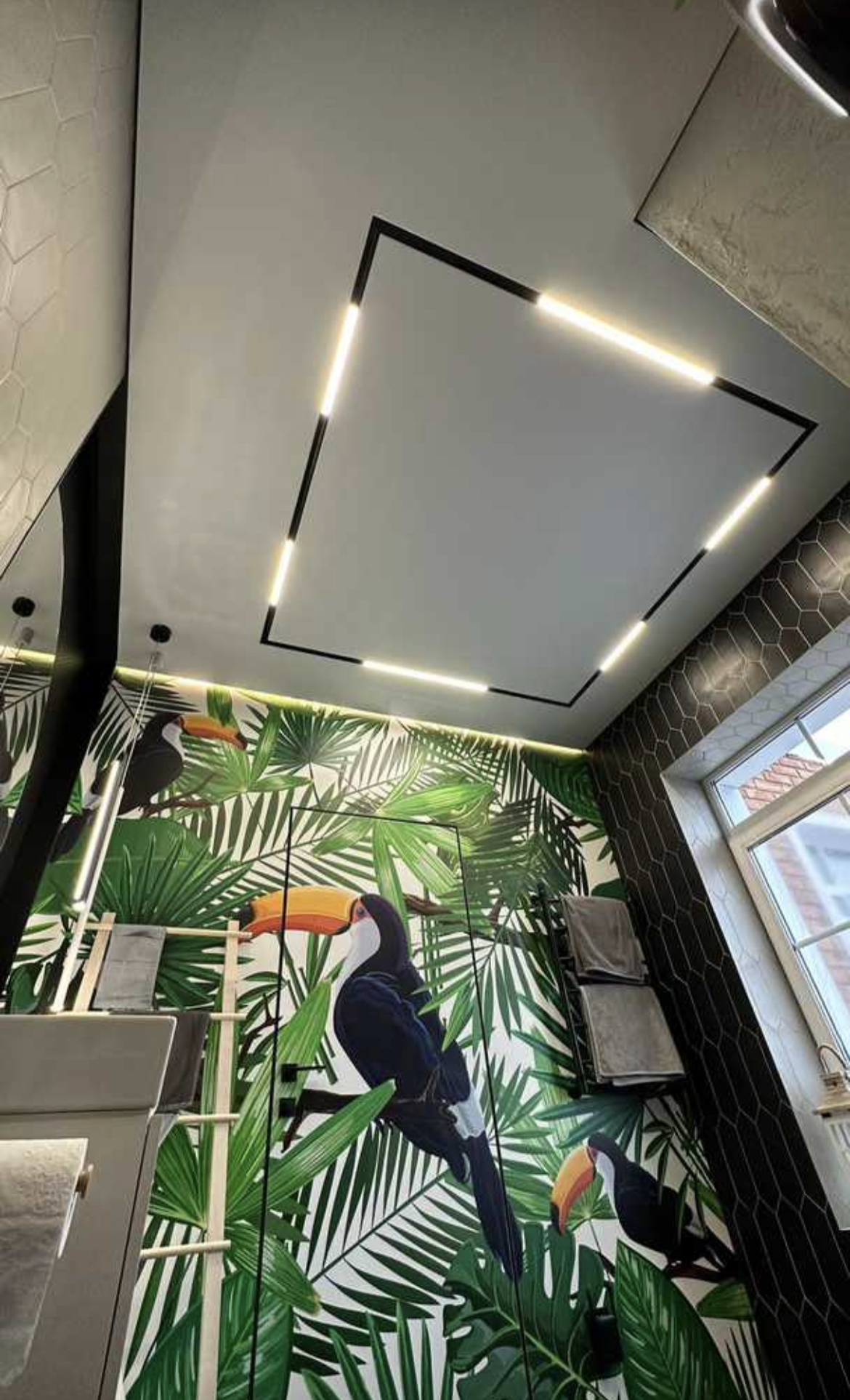 Потолок с трековыми светильниками