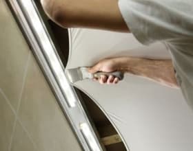 Что делать, если порвали натяжной потолок?