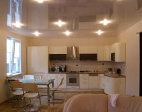 Глянцевый натяжной потолок на кухне