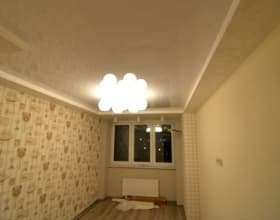 Белый глянцевый потолок на кухне