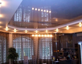 Достоинства цветных натяжных потолков на кухне