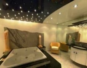 Освещение натяжных потолков: люстры и точечные светильники