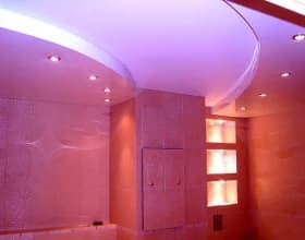 Белый потолок в ванной