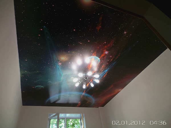 natyazhnoj-potolok-s-fotopechatyu-kosmos (1).jpg