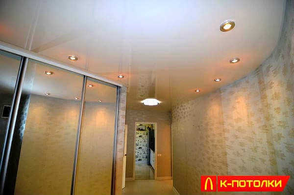 glyantsevye-natyazhnye-potolki-v-prikhozhej (1).jpg