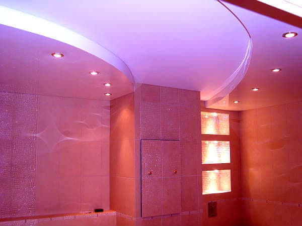 belii_potolok_v_vannoi (1).jpg