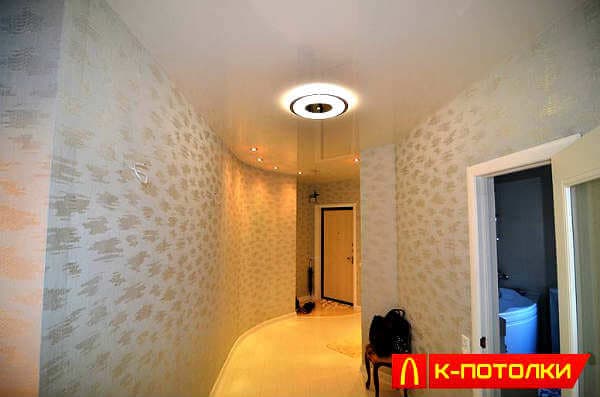 glyantsevye-natyazhnye-potolki-v_prikhozhej.jpg